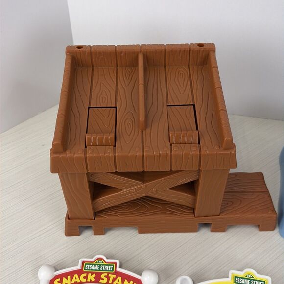 1996 Tyco Sesame Street Snack Stand Juice Factory + 2 Cars Elmos RC Railroad - Picture 2 of 8